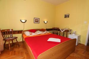 Postel nebo postele na pokoji v ubytování Apartment and Rooms Marlene