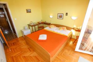 Postel nebo postele na pokoji v ubytování Apartment and Rooms Marlene