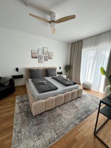 - un grand lit dans le salon doté d'un canapé dans l'établissement Sonnige Wohnung mit Balkon im Herzen von Bayreuth, à Bayreuth