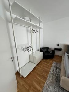 un salon avec des étagères blanches et un canapé dans l'établissement Sonnige Wohnung mit Balkon im Herzen von Bayreuth, à Bayreuth