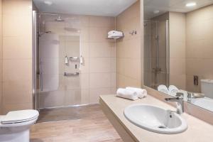 Koupelna v ubytování B&B HOTEL Logroño Las Cañas + 20 fotografií