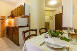 Kuchyň nebo kuchyňský kout v ubytování Apartments Mir