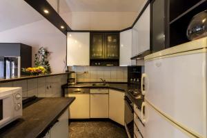 Kuchyň nebo kuchyňský kout v ubytování Apartments Mir