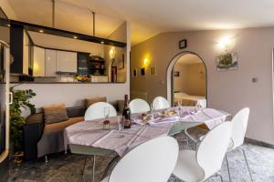 Kuchyň nebo kuchyňský kout v ubytování Apartments Mir