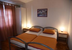 Postel nebo postele na pokoji v ubytování Apartments Ema