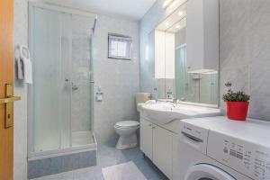 ノヴィグラード・イストラにあるApartment Nevaのバスルーム(シャワーシンク、トイレ付) +42枚の写真