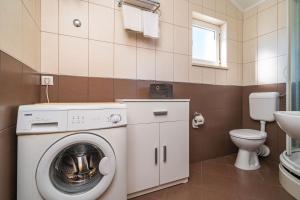Ένα μπάνιο στο Apartments Pavo +97 φωτογραφίες