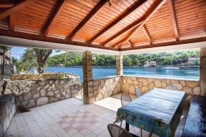 a table and chairs on a patio with a view of the water at House Linker in Kut