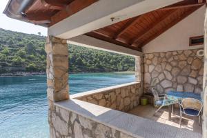 a balcony with a view of the water at House Linker in Kut