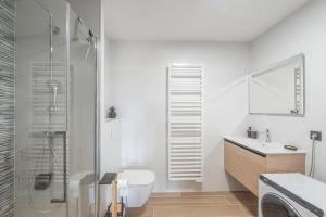 ein Badezimmer mit Dusche, Toilette und Waschbecken in der Unterkunft Alpe d'Huez Houses - Chez Stef - Alpe d'Huez Houses - 45m2 de confort plein sud in L'Alpe-d'Huez + 8 Fotos