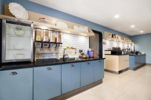 Kuchyňa alebo kuchynka v ubytovaní Country Inn & Suites by Radisson, Bozeman, MT