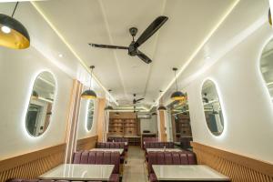 Hotel The Vaishvik的休息区