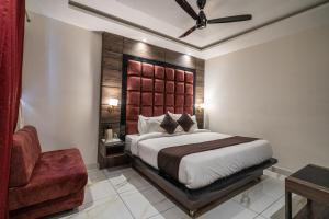 Hotel The Vaishvik客房内的一张或多张床位