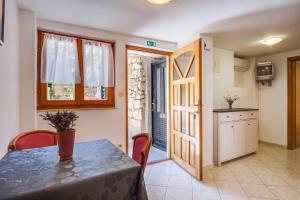 Kuchyň nebo kuchyňský kout v ubytování Apartments Stipe