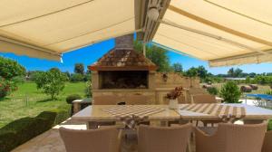 d'une terrasse avec une table et une cheminée. dans l'établissement House Kova, à Ližnjan