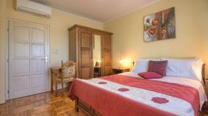 - une chambre avec un lit et une couette rouge et blanche dans l'établissement House Kova, à Ližnjan 32 autres photos