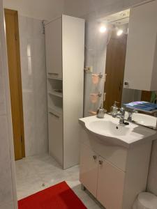 Kúpeľňa v ubytovaní Apartment Tomi + 10 fotografií