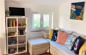 a living room with a couch and a tv at Apartment Linda1 in Lumbarda