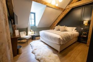 Posteľ alebo postele v izbe v ubytovaní Hôtel du cirque et de la cascade