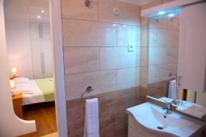 Kúpeľňa v ubytovaní Apartments and Rooms Robi + 30 fotografií