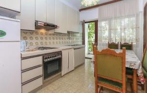 Kuchyňa alebo kuchynka v ubytovaní Apartment Gordana + 21 fotografií
