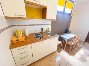 Kuchyňa alebo kuchynka v ubytovaní Apartments Ani
