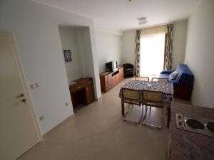 Televízia a/alebo spoločenská miestnosť v ubytovaní Apartments Lada