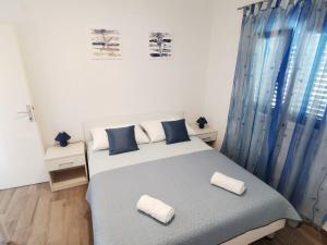sypialnia z łóżkiem z 2 poduszkami w obiekcie House Vers w mieście Prižba