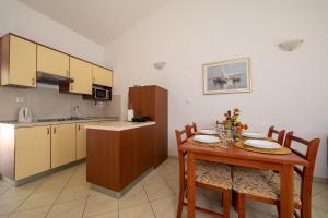 Kuchyňa alebo kuchynka v ubytovaní Apartments Ruzica
