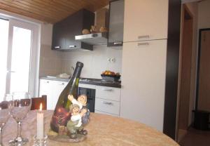 Kuchyňa alebo kuchynka v ubytovaní Apartments Sto + 17 fotografií