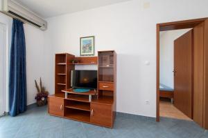 Televízia a/alebo spoločenská miestnosť v ubytovaní Apartments Ruzica