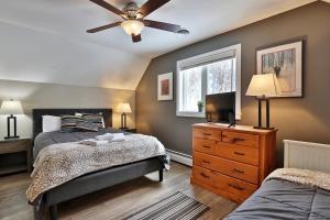 Кровать или кровати в номере Tanglewood Vista - Great Group Ski Home Close to Mountain, Hot Tub, Sauna, Ski Rental Ticket Deals!