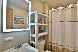 Ванная комната в Tanglewood Vista - Great Group Ski Home Close to Mountain, Hot Tub, Sauna, Ski Rental Ticket Deals! +44 фотографии