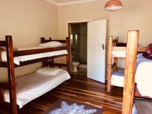 Postel nebo postele na pokoji v ubytování Island Vibe Knysna
