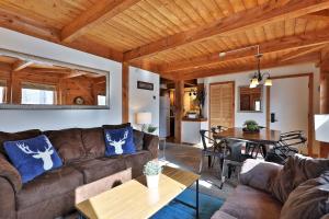 Χώρος καθιστικού στο The Killington Cabin - Left Unit of Duplex Home - Great for families