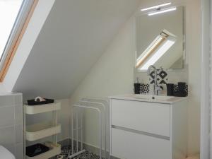 łazienka z umywalką i lustrem w obiekcie Maison Neuve Confortable Proche Plages à Locmaria – Jardin, Terrasse, Wifi, Classée 3* - FR-1-418-209 w mieście Locmaria