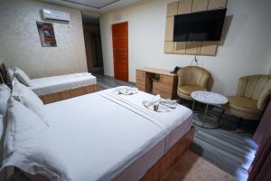 Postel nebo postele na pokoji v ubytování FEKRI HOTEL