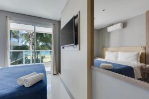 una camera d'albergo con un letto e una televisione di Alugueasy - Brisas do Lago a Brasilia Altre 85 foto