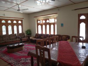 Зона вітальні в Skardu Resort skardu