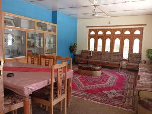 Зона вітальні в Skardu Resort skardu