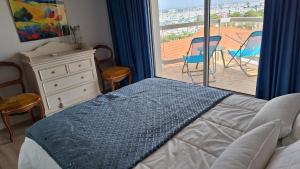 アルカションにあるVaste appartement avec vue sur le port de plaisanceのベッドルーム1室(ベッド1台付)が備わります。デッキの景色を望めます。