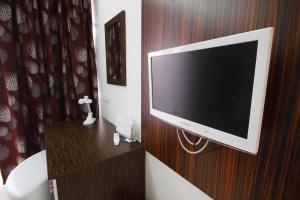 TV a/nebo společenská místnost v ubytování SkyTech Most City Hotel 19 floor PANORAMIC VIEW