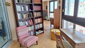 アルカションにあるVaste appartement avec vue sur le port de plaisanceの本が詰まった本棚のある部屋