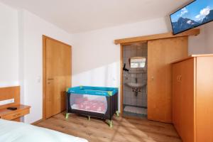 Ένα ή περισσότερα κρεβάτια σε δωμάτιο στο Haus Hanser