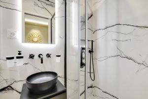 une salle de bain avec lavabo et douche dans l'établissement Pick A Flat's apartment in Champs-Elysées - Rue Marbeuf, à Paris