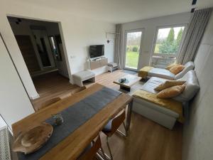 a living room with a table and a couch at Ferienhaus in Ostseenähe für 4 Personen in Rövershagen