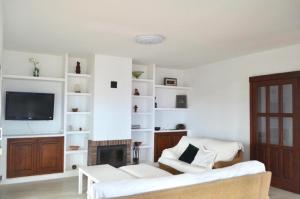 a living room with a couch and a fireplace at Tendal Hosting - El Mirador de Cristina in Breña Alta
