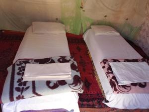 En eller flere senge i et værelse på Obira Oasis Merzouga Camp