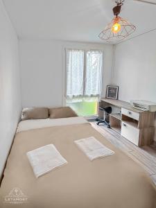 ein Schlafzimmer mit einem großen Bett mit zwei Handtüchern darauf in der Unterkunft Appartement moderne avec Wi-Fi et Balcon in Choisy-le-Roi + 26 Fotos