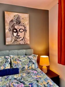a bedroom with a bed and a picture of a headboard at New!! Refurbished 4 Bedroom House in the Heart of Basildon I Weekly or Monthly Stay Offer I Free Parking I Sleeps 7 in Basildon +15 photos